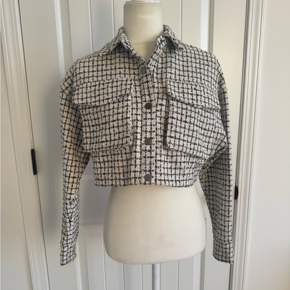Windsor Size Small Cropped Jacket. Textured white/beige & black fabric w/ lining